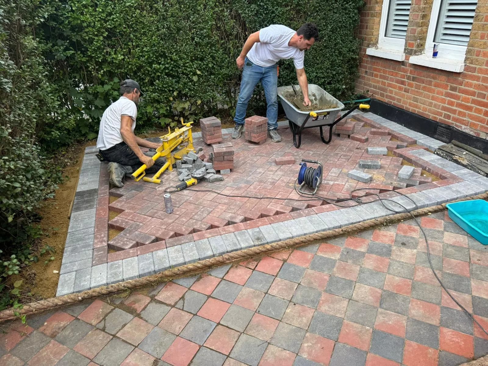 Setting the contrasting border course